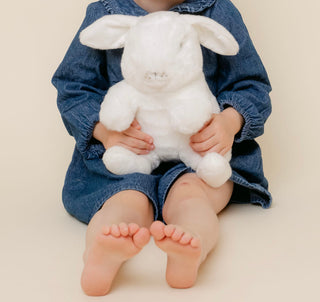 Enfant avec peluche lapin réaliste, La Pelucherie