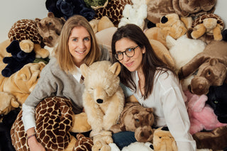 Les fondatrices de La Pelucherie entourées de peluches artisanales cousues main, fabriquées en Italie – marque française de peluches haut de gamme, garantie à vie, magasin peluche, La Pelucherie
