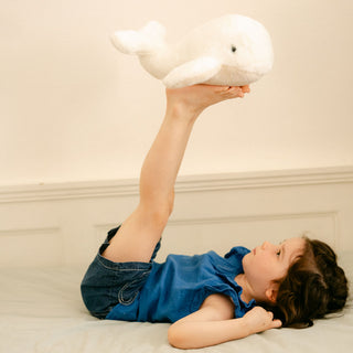 Enfant avec peluche baleine, cousu main, La Pelucherie