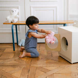 Enfant qui joue avec peluche ourson réaliste, La Pelucherie