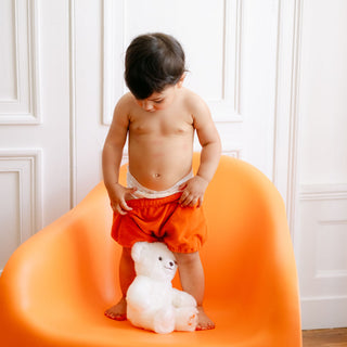 Enfant avec peluche ours blanc, cousu main, La Pelucherie