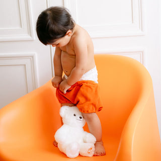 Enfant avec peluche ourson réaliste, La Pelucherie