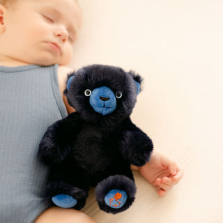 Bébé qui dort avec peluche ourson marine, cousu main, La Pelucherie