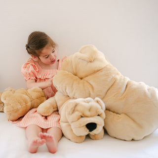 Enfant avec grosse peluche chien, cousu main, La Pelucherie