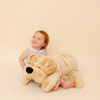 Enfant avec peluche chien réaliste, La Pelucherie