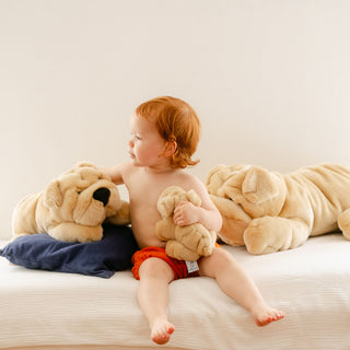 Bébé avec peluche chien, cousu main, La Pelucherie