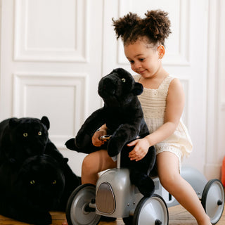 Enfant avec peluche panthère réaliste, La Pelucherie