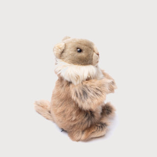 Peluche marmotte Julie de trois-quarts, doudou tout doux, fabriqué en Italie, La Pelucherie