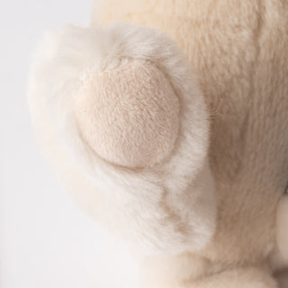 Zoom sur une patte de chien en peluche, pelage crème, tout doux, savoir-faire, marque française, La Pelucherie