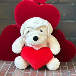 Chien blanc en peluche avec cœur rouge pour Saint-Valentin