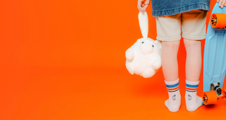 Enfant tenant une peluche Roodoodoo blanche, collection originale cousue main La Pelucherie, cousu main, conçu en France, La Pelucherie