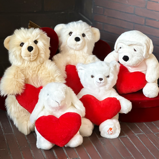 Peluches avec cœurs rouges pour Saint-Valentin